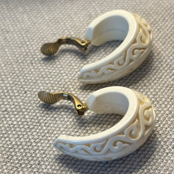 Gorgeous Crown Trifari celluloid filigree clip earrings! - Picture 1 of 7
